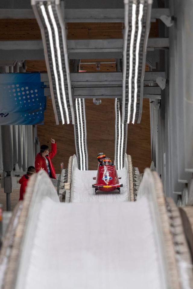 德国雪车队结束滑行.jpg